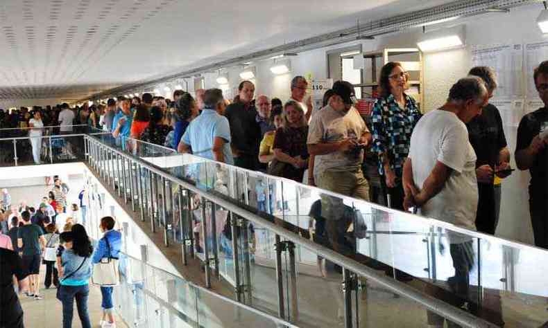 Eleitores enfrentaram longas filas para votar (foto: Gladyston Rodrigues/EM )