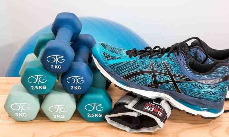 Pesos e tênis para fazer exercício físico