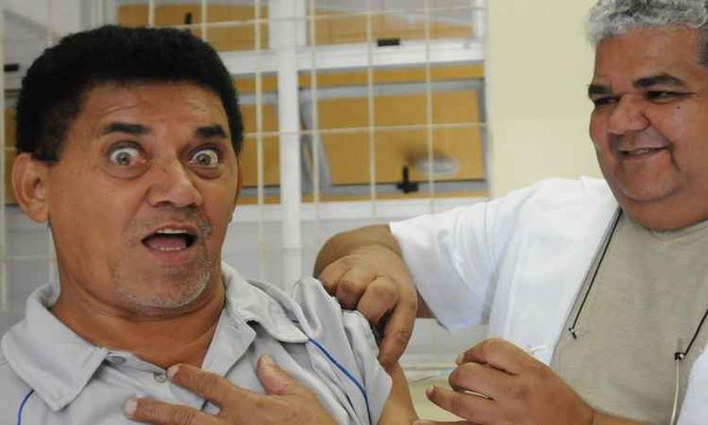Osvaldo Pereira da Silva brinca durante a vacinao(foto: Beto Novaes/E.M/D.A Press)
