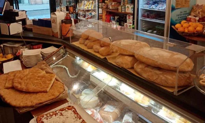 O dono da cafeteria ficou comovido e se indignou com o fato de as pessoas terem de roubar para não passar fome(foto: Reprodução/Alibabar 2.0/Facebook) Pães e outros produtos da cafeteria Alibabar 2.0, na Itália