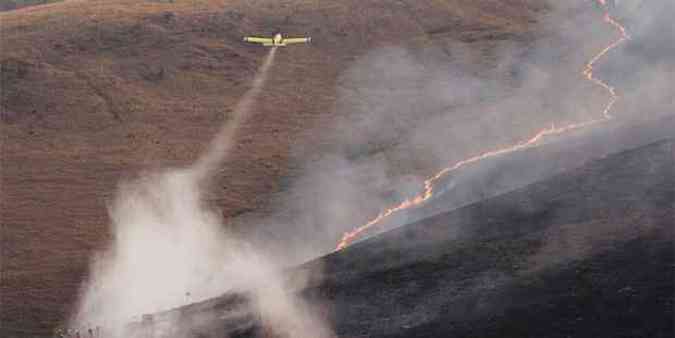 Trs aeronaves lanadoras de gua foram usadas para ajudar no combate s chamas, que consomem a vegetao e matam animais(foto: Joe Stevens/BBC/Divulgao)