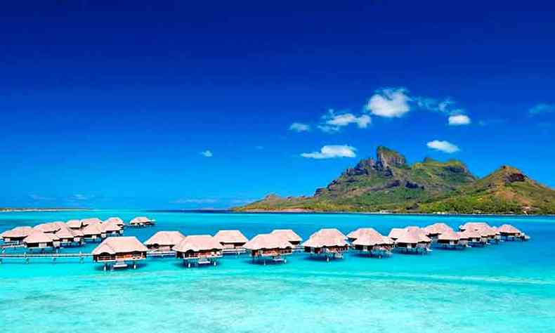 Planeje conhecer Bora Bora, na Polinsia Francesa, no ano que vem. O paraso impressiona os vistantes pelas guas em azul-turquesa(foto: Four Seasons Bora Bora/ Divulgao)