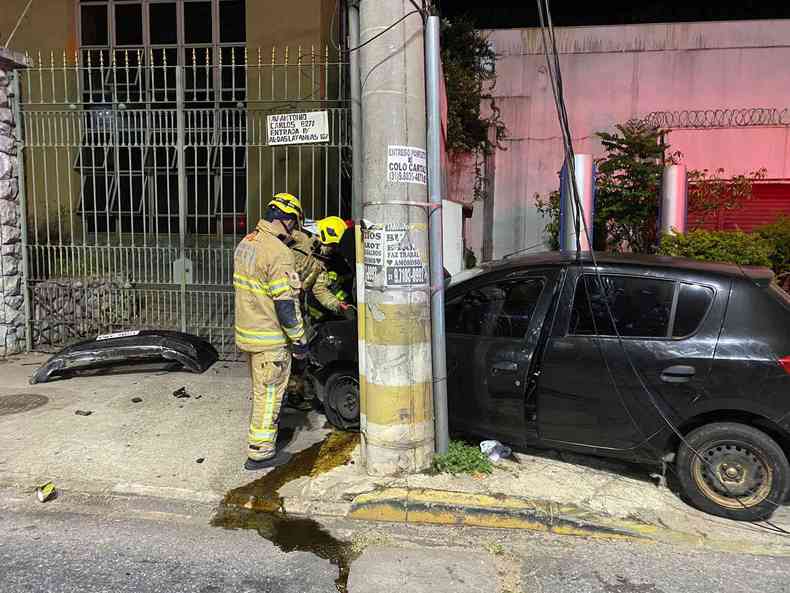 Ao dos bombeiros no acidente na Avenida Antnio Carlos