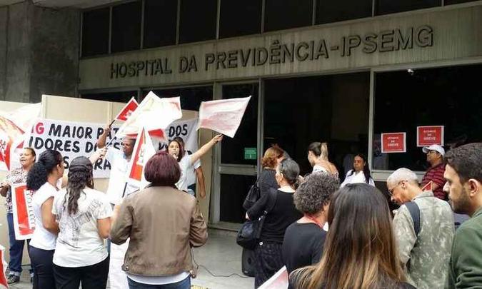 Servidores cruzaram os braços nesta manhã, em frente ao Hospital Governador Israel Pinheito(foto: Paulo Filgueiras/ EM/ D.A Press) Servidores cruzaram os braços nesta manhã, em frente ao Hospital Governador Israel Pinheito(foto: Paulo Filgueiras/ EM/ D.A Press)