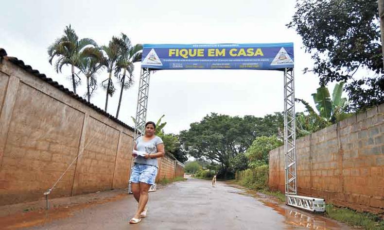 Sem comrcio no Crrego do Feijo, Claudineia Oliveira tem de 'viajar' a Brumadinho para comprar mantimentos(foto: ALEXANDRE GUZANSHE/EM/D.A PRESS)