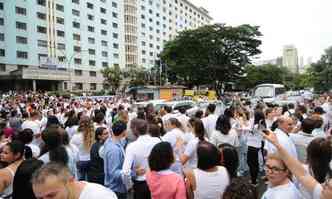 Funcionrios, voluntrios, parentes de pacientes e parlamentares participaram de ato para chamar a ateno para o momento crtico da Santa Casa, que j fechou 450 leitos(foto: Leandro Couri/EM/D.A PRESS)