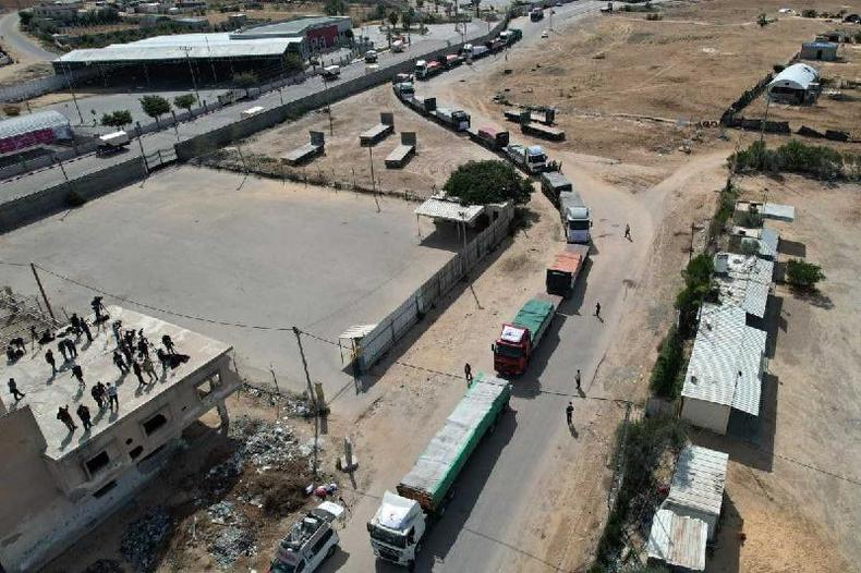 Nesta vista area, um comboio de caminhes que transportam ajuda humanitria entra na Faixa de Gaza vindo do Egito atravs da passagem de fronteira de Rafah em 21 de outubro de 2023