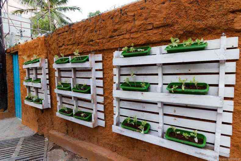 Iniciativa promove atividades como horta vertical e pintura com tinta de baixo impacto ambiental(foto: Projeto Corao da Terra/Divulgao )