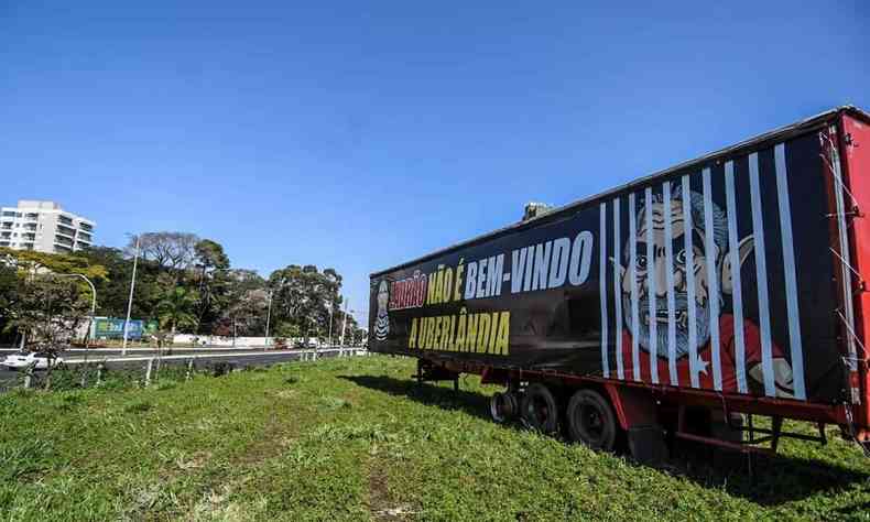 Cartaz que diz 'Ladro no  bem-vindo a Uberlndia' e uma caricatura de Lula com roupas atribudas a um presidirio, alm de outro desenho, em que ele aparece atrs de grades que remetem a uma carceragem.