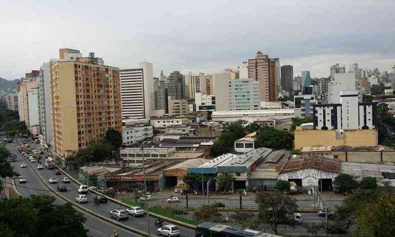 Manh de cu entre muitas nuvens em BH(foto: Edsio Ferreira/EM/D.A. Press)