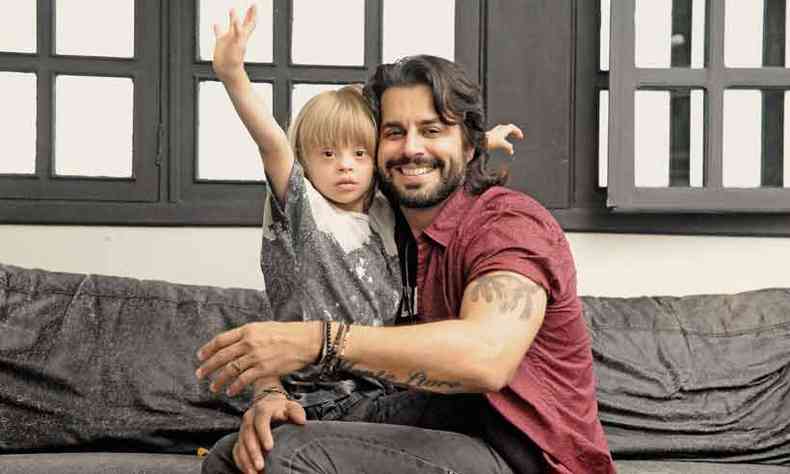 Marco Tlio Lara com o filho Theo(foto: Mrcia Moreira/Divulgao)