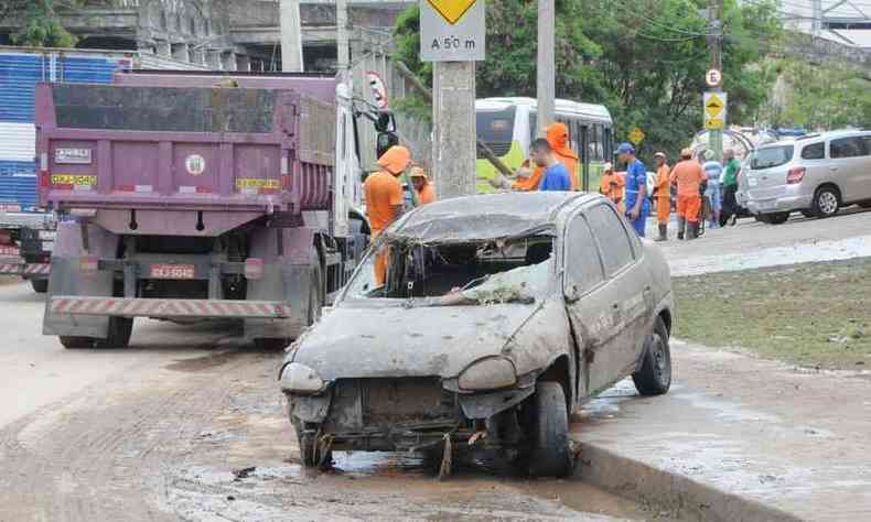 Enchente da ltima quinta-feira arrastou carros e matou trs pessoas na Regio de Venda Nova. Um jovem segue desaparecido(foto: Paulo Filgueiras/EM/D.A PRESS)