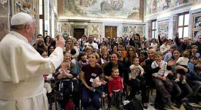 Francisco recebeu mes e filhos no Vaticano nesta sexta-feira(foto: Osservatore Romano/Reuters)