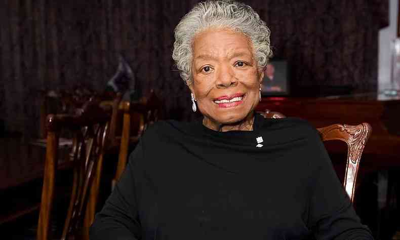 Maya Angelou posando para foto sorrindo