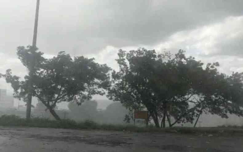 Chuva atinge Anel Rodovirio, na altura do Bairro Universitrio, na Pampulha