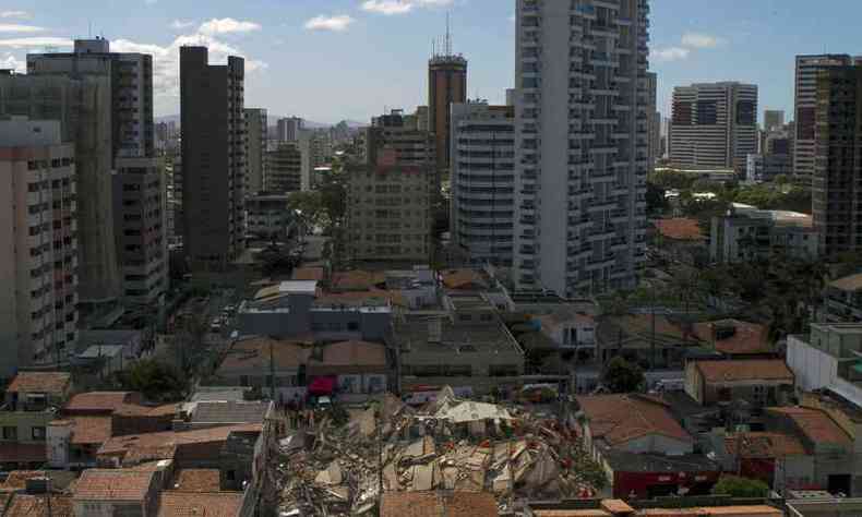 Prdio desabou por volta das 10h15 e assustou moradores vizinhos no Bairro Dionsio Torres(foto: RODRIGO PATROCINIO / AFP)