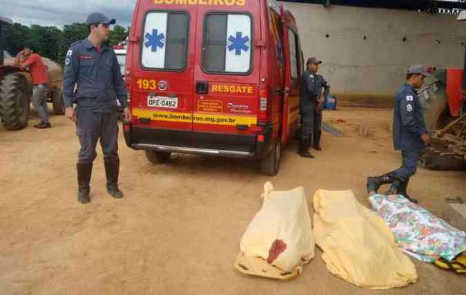 Os trabalhadores foram retirados da vala j sem vida(foto: Corpo de Bombeiros/Divulgao)