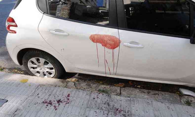 Marca de sangue de PM ficou em carro aps levar tiro de flanelinha, na ltima tera-feira(foto: Beto Novaes/EM/DA Press)