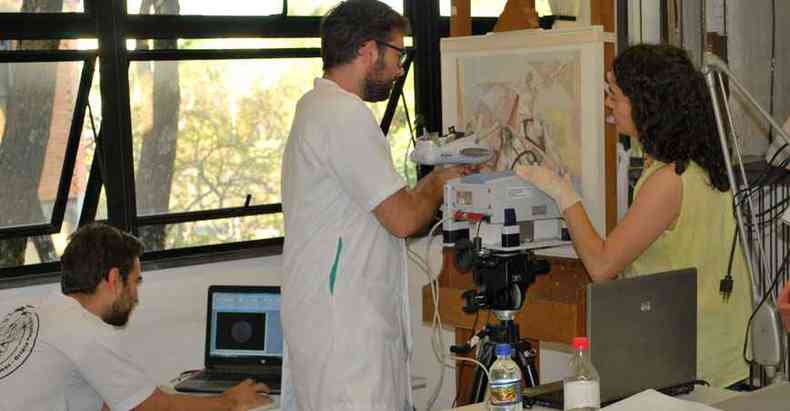 Quadro passa por exame nos laboratrios do Cecor, onde o trabalho foi realizado(foto: Cludio Nadalin/Cecor/UFMG)