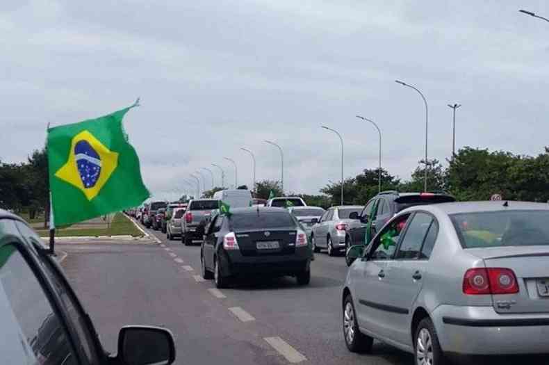 Em Braslia, milhares de pessoas se concentraram na Esplanada dos Ministrios(foto: Pedro Marra/CB/D.A. Press)