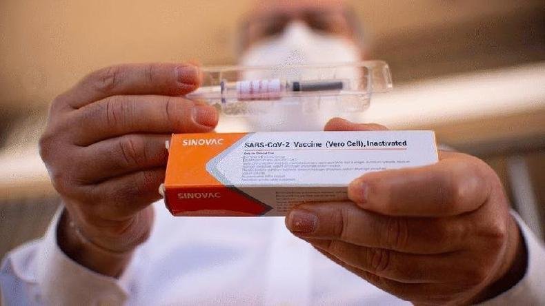 Estudo chileno observou uma diminui��o na imunidade contra a covid-19 entre quem tomou a CoronaVac. Mesmo assim, a prote��o contra as formas graves da doen�a continou significativa(foto: Getty Images)
