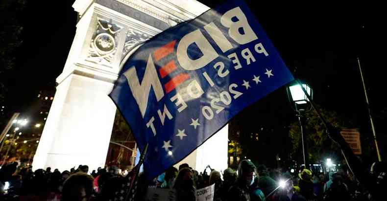 Apoiador de Biden sustenta bandeira com o nome do candidato(foto: TIMOTHY A. CLARY/AFP)