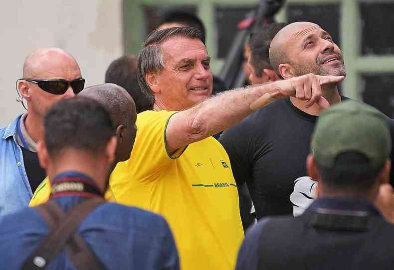 Bolsonaro, depois de votar, ao lado do deputado estadual Daniel Silveira, anistiado pelo presidente, depois de ser condenado