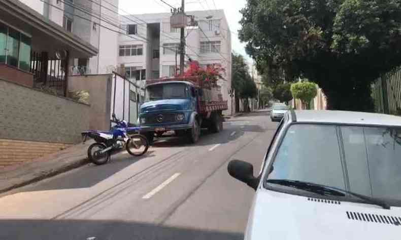 Jornalista Guilherme Mendes flagrou caminho na rua hoje e falou com motorista(foto: Reproduo da internet/Youtube)