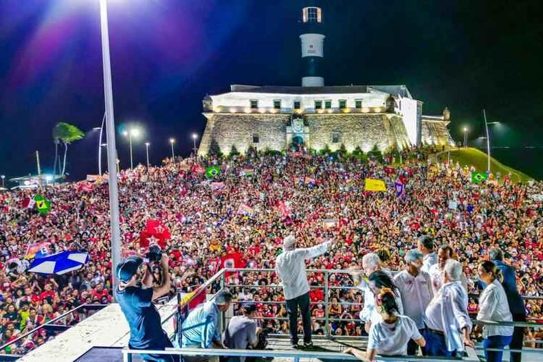 Caminhada de Lula em Salvador, na Bahia, um dos estados nordestinos que deram a vitria ao PT