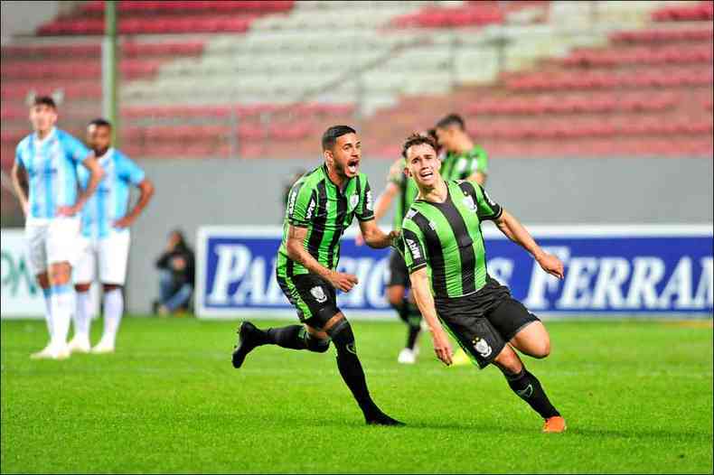 Z Ricardo (D) fez o quarto gol do Amrica, seu primeiro no profissional (foto: Ramon Lisboa/EM/D.A Press)