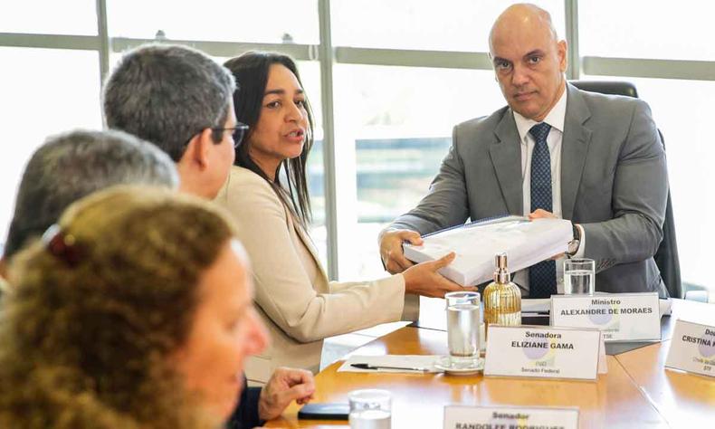 Relatrio entregue por Eliziane Gama a Alexandre de Moraes defende indiciamento de Bolsonaro