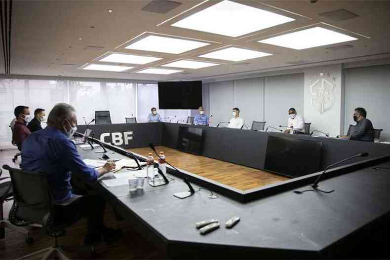 Comisso tcnica da Seleo Brasileira em reunio(foto: Thais Magalhes/CBF)