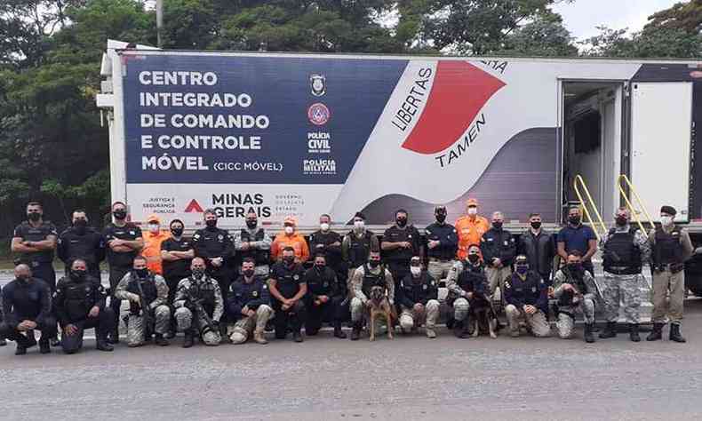 Integrantes das foras de segurana em frente  carreta do Centro Integrado de Comando e Controle Mvel(foto: Bernardo Carneiro/Ascom Sejusp)