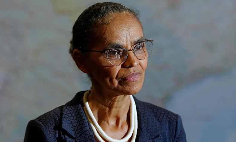 Marina Silva; ela  uma mulher negra. Usa cabelo preso e culos