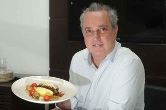 Dono de buf� T�lio Pires mudou o perfil de seus pratos para manter a clientela(foto: Leandro Couri/EM)