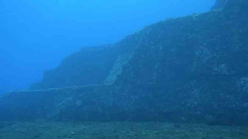 Muitos gelogos estudaram as estruturas misteriosas de Yonaguni, e a maioria acredita que se trata de uma formao natural(foto: BBC)