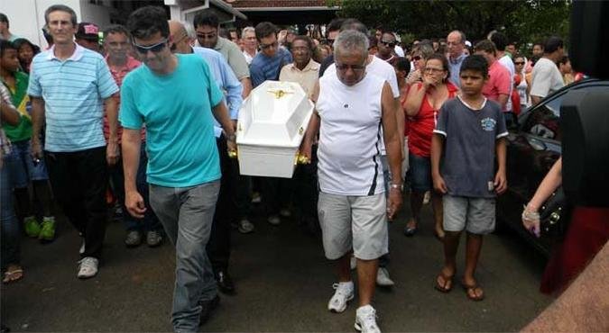 Arthur (E), o pai, ajudou a levar o caix�o: 