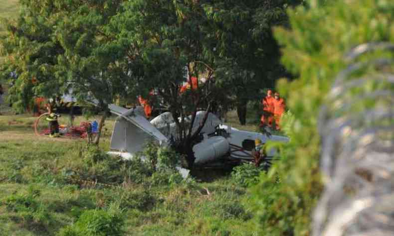 Avio se acidentou no Aeroporto da Pampulha na tarde desta tera-feira (20/04)(foto: Juarez Rodrigues/EM/D.A Press)