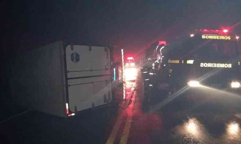 Caminho que transportava leite e carro pegaram fogo aps a coliso(foto: Corpo de Bombeiros de Itana/Divulgao)