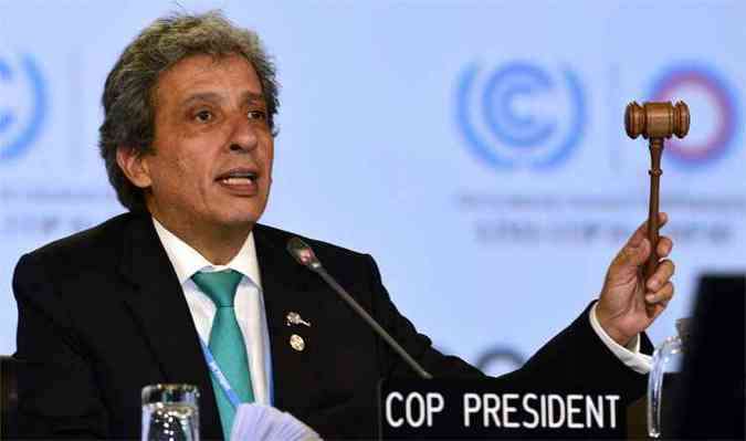 O Ministro do Meio Ambiente peruano Manuel Pulgar encerra as negociaes do COP-20 em Lima, Peru: Conveno que deveria ser concluda na sexta conseguiu chegar a um acordo neste domingo (foto: AFP PHOTO/CRIS BOURONCLE )