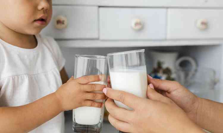 me e filha seguram seus copos com leite