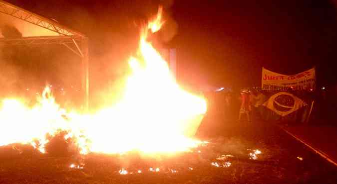 Parte dos manifestantes colocou fogo em uma montada na Esplanada(foto: Breno Fortes/CB)