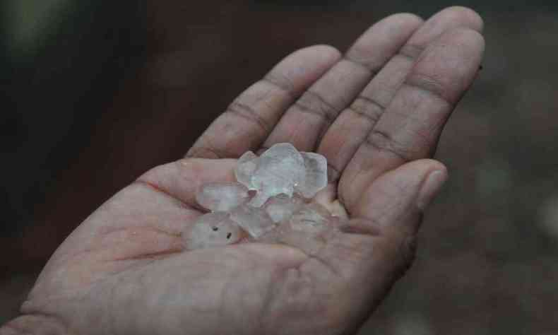 Mo segurando pedras de granizo