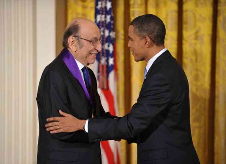 Em 2009, Milton Glaser recebeu a Medalha Nacional das Artes das mos do ento presidente Barack Obama(foto: Mandel Ngan/AFP)