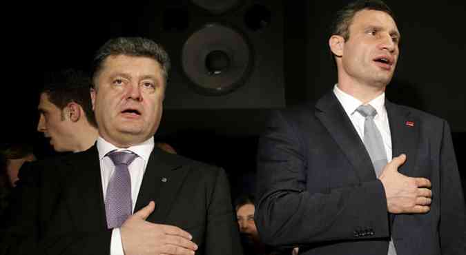 Petro Poroshenko (esquerda), ao lado de Vitali Klitschko (direita). Possveis adversrios nas eleies presidenciais da Ucrnia(foto: KENZO TRIBOUILLARD/AFP)