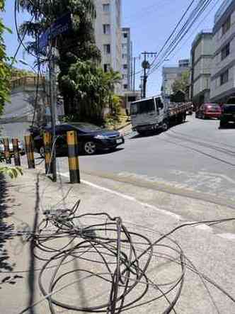 Motorista de veculos de cargas devem ficar atentos para no romper cabos de energia, como ocorre com frequncia no Sion(foto: Juarez Rodrigues/EM/D.A Press)