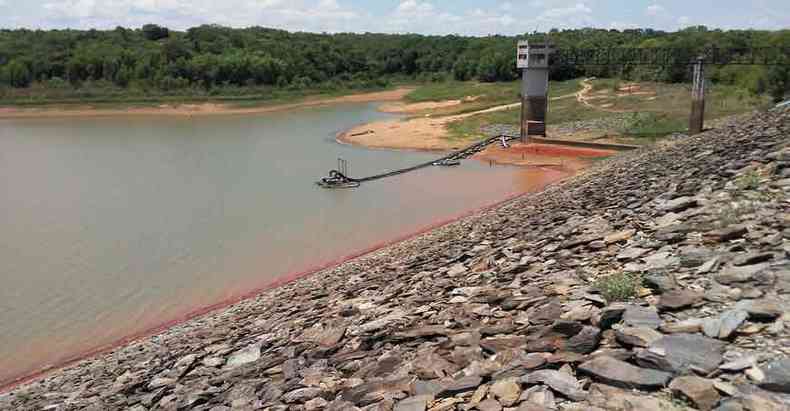 A Barragem do Rio Juramento, em Montes Claros, acumula apenas 13% de sua capacidade(foto: ponciano neto/divulgao)