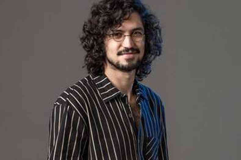 Gabriel Leone de óculos e barba como Felipe, personagem de Um lugar ao sol