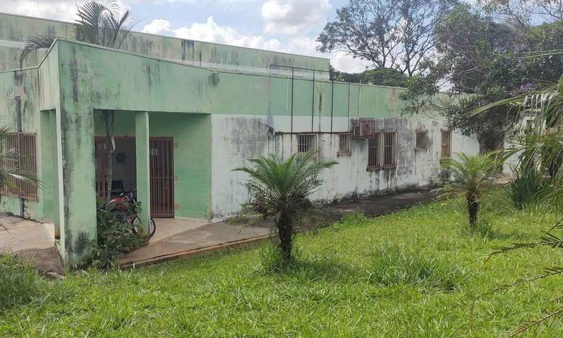 sede do Cerest, uma casa verde, com pintura antiga e jardim mal cuidado