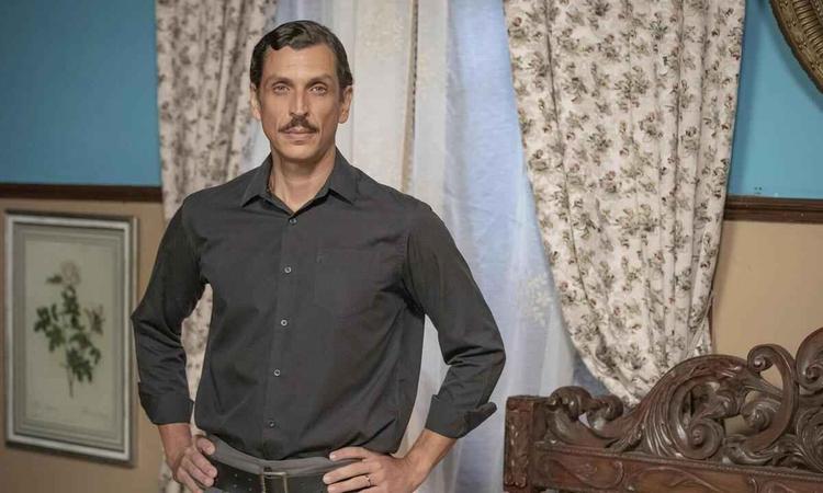 Ator Beto Militani, com as mos na cintura, olha para a cmera